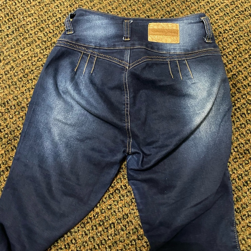 Booty Popping Jeans - Picture 8 of 11